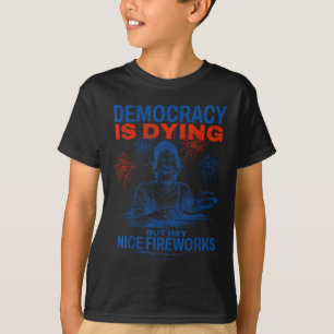 Camiseta Democracia Está Morrendo, Mas Ei, Belo Fogos De Ar