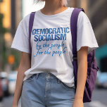 Camiseta Democrata Socialismo Democrata Definição Socialist<br><div class="desc">O socialismo democrático significa pelas pessoas,  pelas pessoas. Esta camiseta de definição socialista democrata ilustra a definição em uma fonte que lembra a Constituição dos EUA. Um presente legal para os democratas liberais.</div>