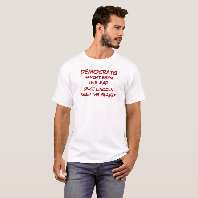 CAMISETA DEMOCRATAS NÃO FORAM ESTE LOUCAS DESDE (Frente Completa)