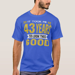 Camiseta Demorei 43 anos a olhar para este bom retr.
