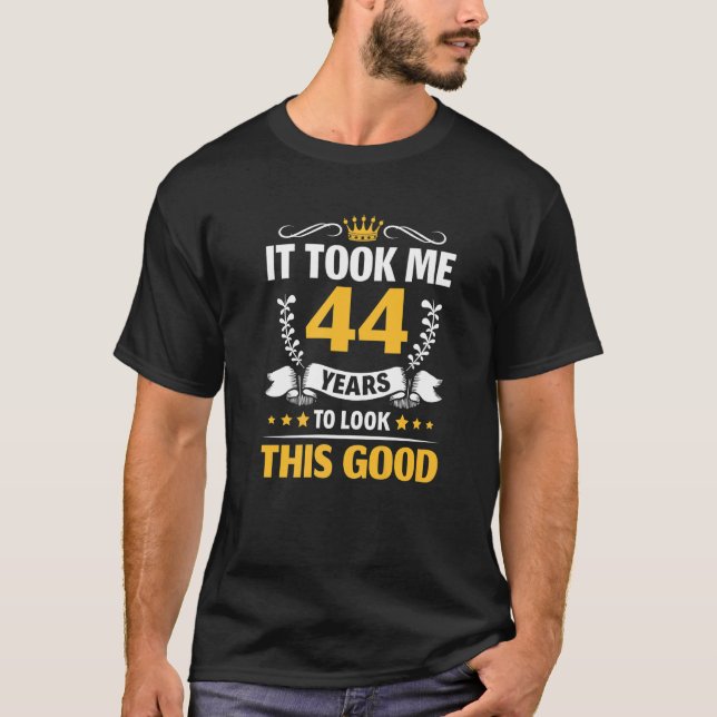 Camiseta Demorei 44 anos a olhar para este bom 44 Birthda (Frente)