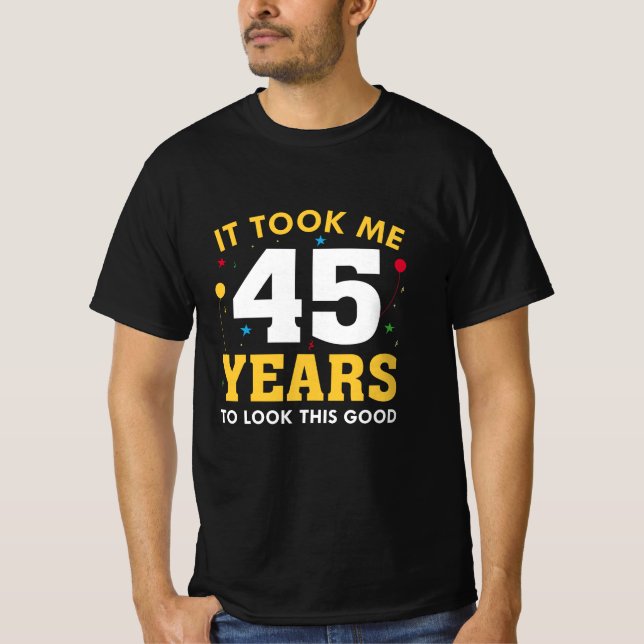 Camiseta Demorei 45 Anos Para Parecer Bem (Frente)