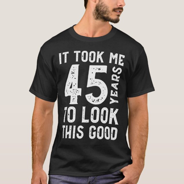 Camiseta Demorei 45 Anos Para Parecer Bem (Frente)