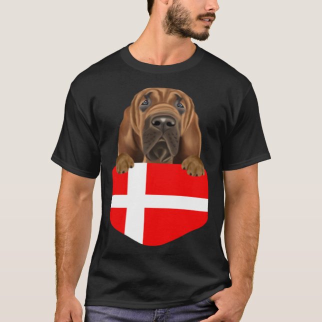 Camiseta Denmark Flag Bloodhound Dog In Pocket (Frente)