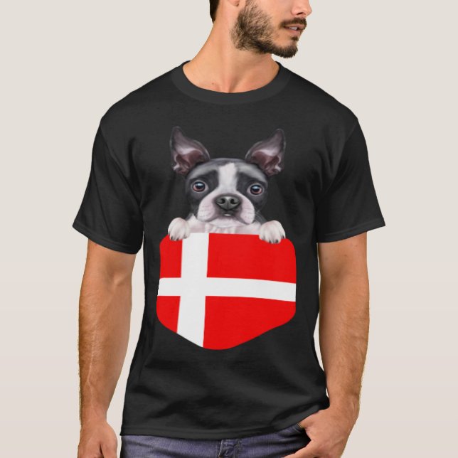Camiseta Denmark Flag Boston Terrier Dog In Pocket (Frente)