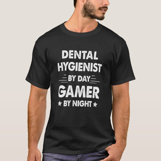 Camiseta Dental Hygienist By Day Gamer By Night (Frente)
