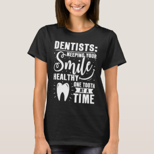 Camiseta Dentistas Mantendo Seu Sorriso Saudável Um Dente E