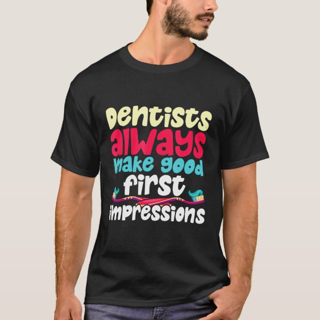 Camiseta Dentistas Sempre Engraçam As Primeiras Boas Impres (Frente)