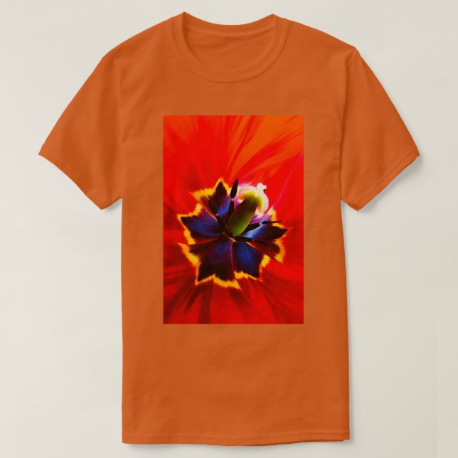 Camiseta Dentro de uma Tulipa Vermelha (Frente do Design)