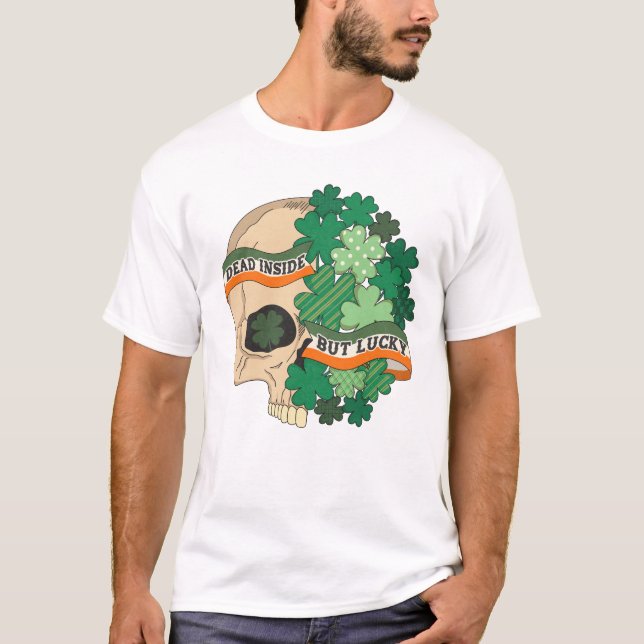 Camiseta Dentro morto Mas Sortudo - Crânio e Vestuário de A (Frente)