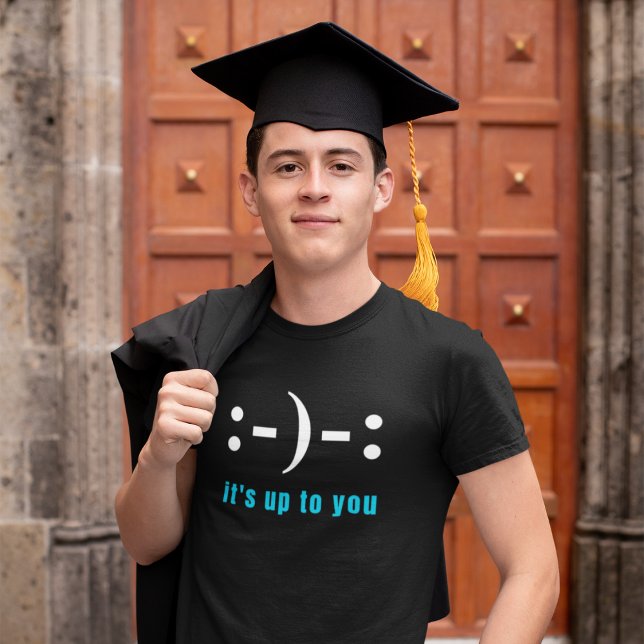 Camiseta Depende de você, sorria ou espantado, gráfico ("It's up to you" emoji t-shirt with young graduate. Comes in multiple shirt types, colors & sizes.)