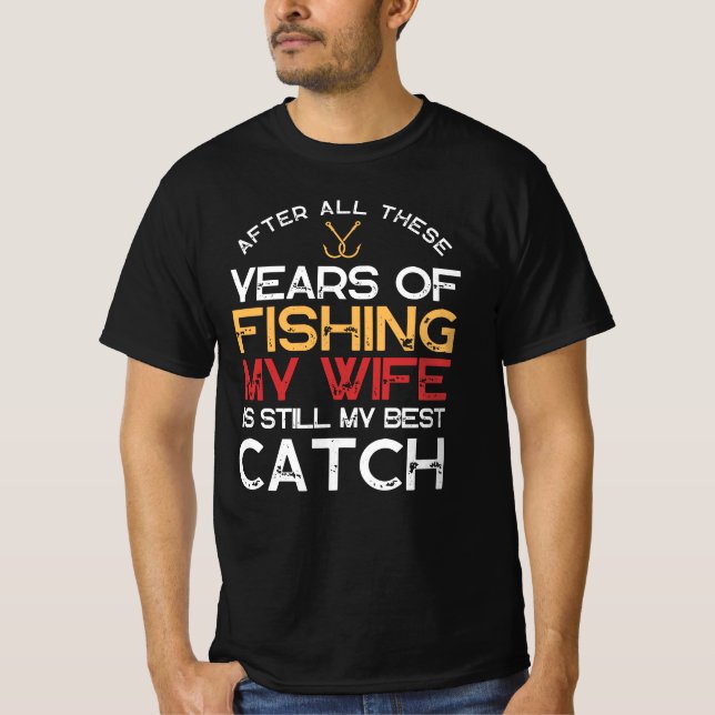 Camiseta Depois de todos os anos pescando esposa ainda é mi (Frente)