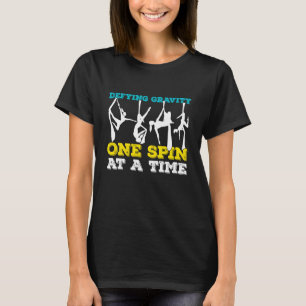 Camiseta Desafiando a Gravidade Uma Rotação de Cada Vez Eng
