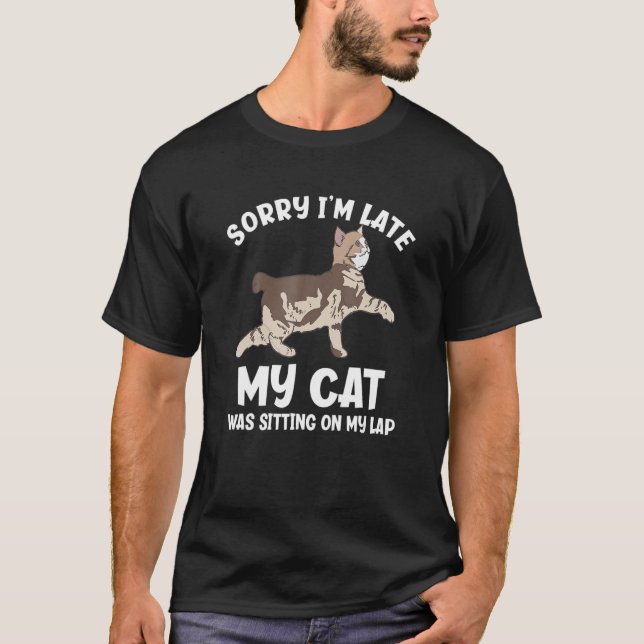 Camiseta Desculpe, Atrasei Meu Gato Estava Sentado No Meu L (Frente)