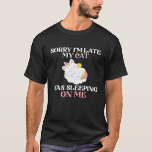 Camiseta Desculpe, estou atrasado, meu gato dormindo em mim