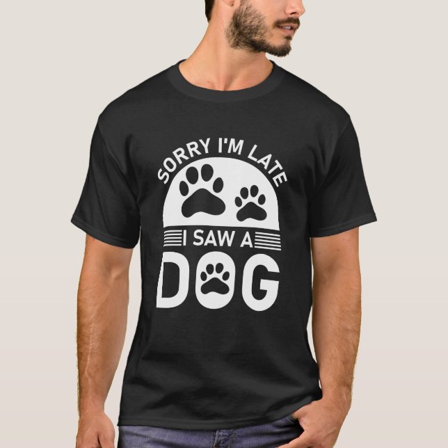 Camiseta Desculpe, estou atrasado, vi um cachorro (Frente)
