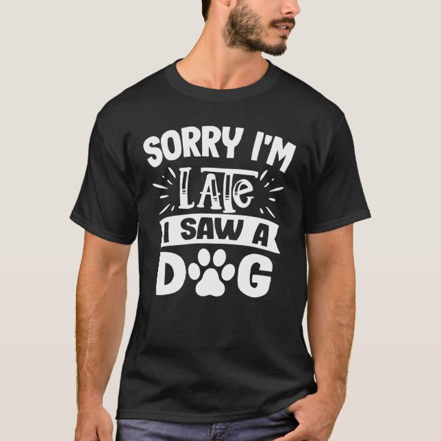 Camiseta Desculpe, estou atrasado. Vi um Cachorro Engraçado (Frente)