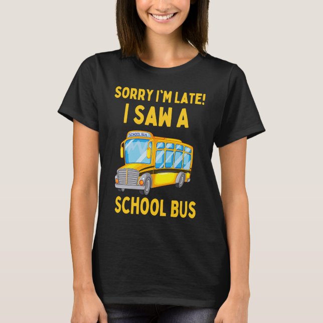 Camiseta Desculpe, estou atrasado, vi um ônibus escolar par (Frente)