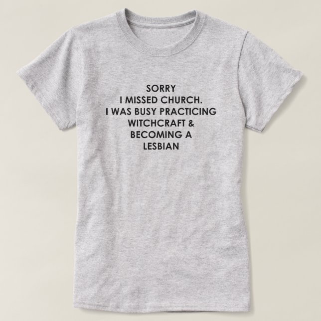 CAMISETA DESCULPE, EU PERDI A IGREJA, EU ESTAVA OCUPADA COM (Frente do Design)