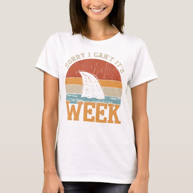 Camiseta Desculpe, não posso... é semana de presentes de tu (Frente)