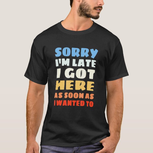 Camiseta Desculpe o Atraso - Design Clássico Retro - Sarcás (Frente)