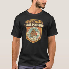 Camiseta Desculpe o Atraso Estava Fazendo Cocô Retro Humor 