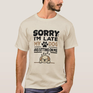 Camiseta DESCULPE O ATRASO: Meu Cachorro Estava Sentado Em 