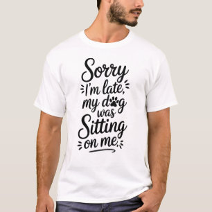 Camiseta Desculpe o Atraso Minha Cachorra Estava Sentada Em