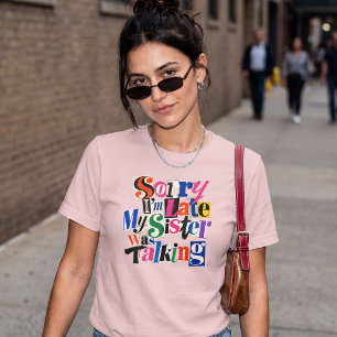 Camiseta Desculpe o Atraso Minha Irmã Estava Falando Citaçã