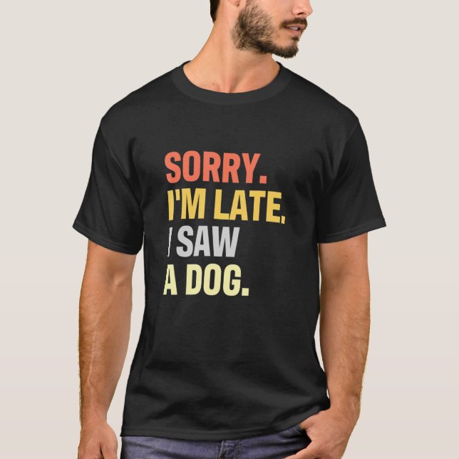 Camiseta Desculpe O Tarde, Vi Um Cachorro Para Um Cachorro  (Frente)