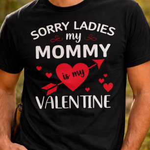 Camiseta Desculpem, Senhoritas, Minha Mamãe é Meu Namorado
