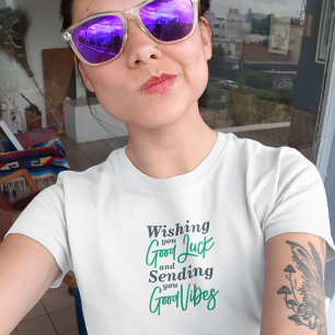 Camiseta Desejando-lhe boa sorte e enviando-lhe boas vibraç