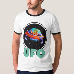 Camiseta desenho alienígena em uma nave voando pelo univers