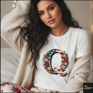 Camiseta Desenho de Coroa com Letra Q Floral Patriótica