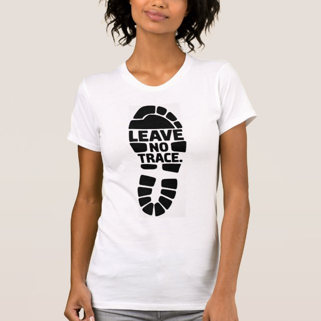 Camiseta Desenho de Pegada de Bota 'Leave No Trace' (Frente)