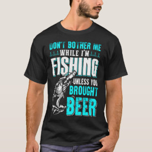 Camiseta Desenho de pesca de robalo com peixe e bandeira.