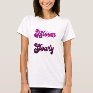 Camiseta Desenho de Tipografia Feminina Roxa Bloom Slowly �