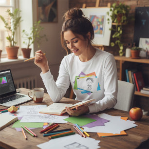 Camiseta Desenho Esboço de Menina Jovial com Lápis Colorido