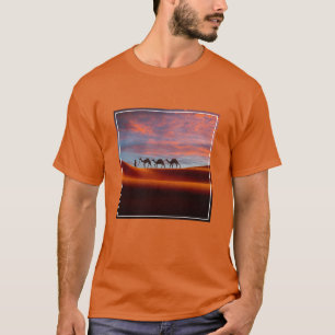 Camiseta Desertos Man & Camels in the Sand Dunes