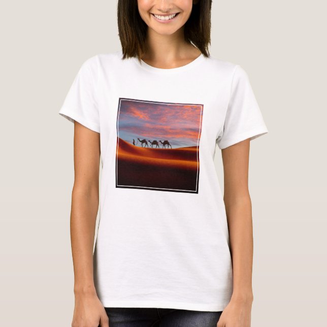Camiseta Desertos | Man & Camels in the Sand Dunes (Frente)
