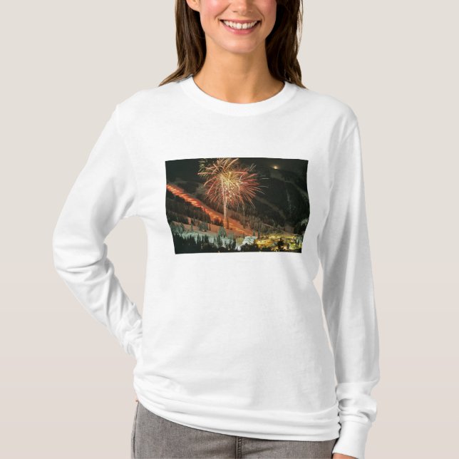 Camiseta Desfile com archotes e fogos de artifício durante  (Frente)