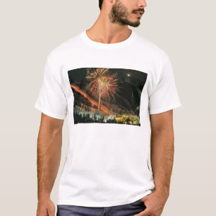 Camiseta Desfile com archotes e fogos de artifício durante