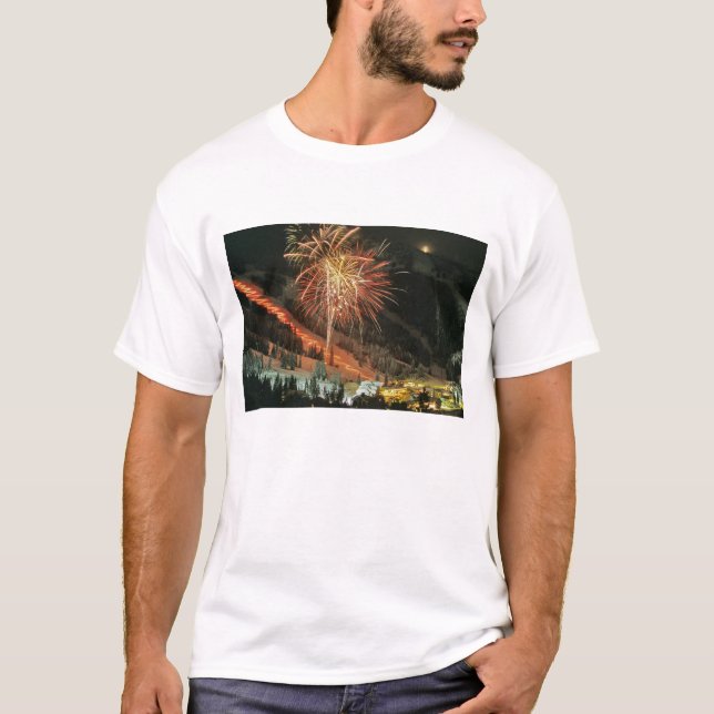 Camiseta Desfile com archotes e fogos de artifício durante  (Frente)