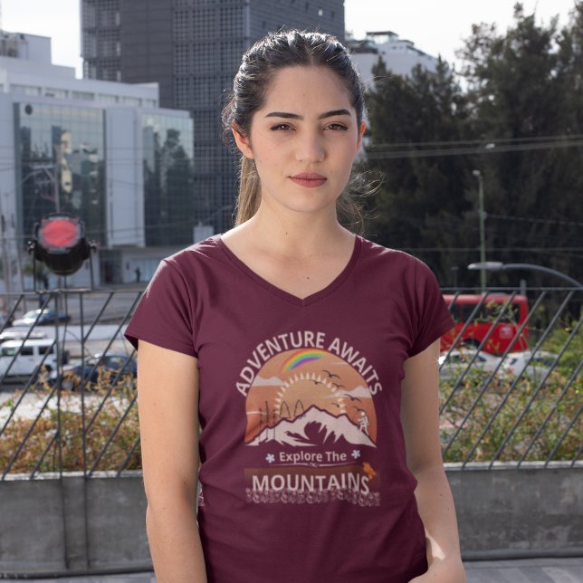 Camiseta design "Adventure Await-Explore as montanhas" (Criador carregado)