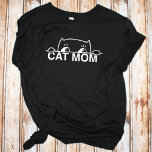 Camiseta Design bonitinha, amante preto de gatos<br><div class="desc">Mostre seu amor por gatos vestindo esta ilustração simples e engraçada original de um gato negro se escondendo e espiando por cima do texto mãe do gato! Também faz um presente divertido para qualquer mãe amante de gatos!</div>