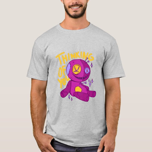 Camiseta Design de Boneca Sinistra e Fofa Pensando em Você (Frente)