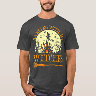 Camiseta Design de Halloween assustador com bruxa, vassoura