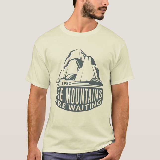 Camiseta Design de Montanhista com Montanhas à Espera (Frente)