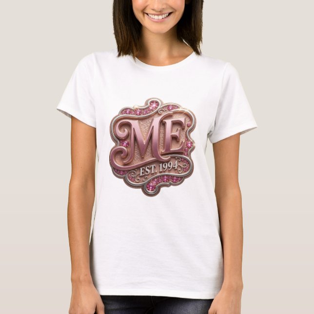 Camiseta Design de Texto Clássico Rosa ME EST 1994 (Frente)
