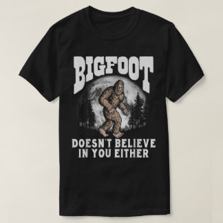 Camiseta Design Divertido de Floresta com Lua e Pé-Grande